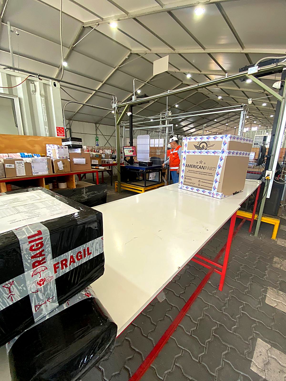 Bodega de consolidación de carga con bultos embalados y rotulados