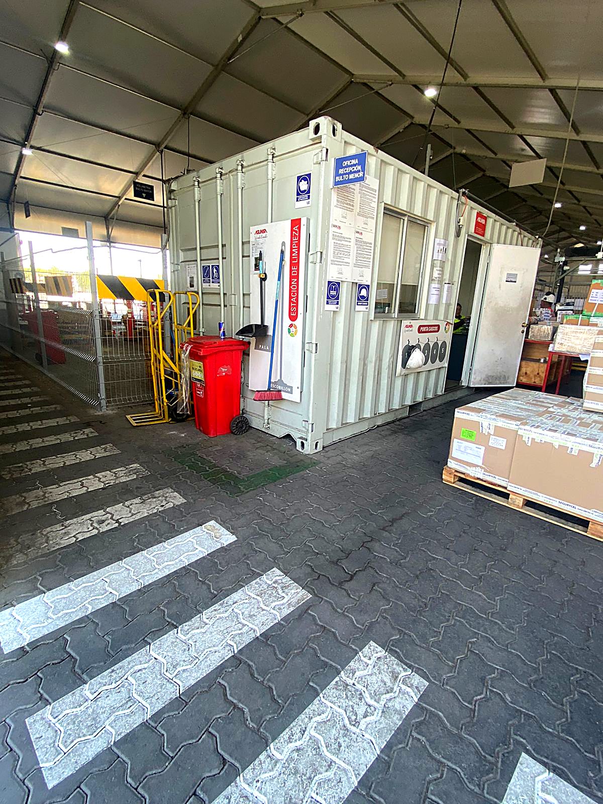 Oficina de recepción de bulto menor en instalaciones del operador logístico