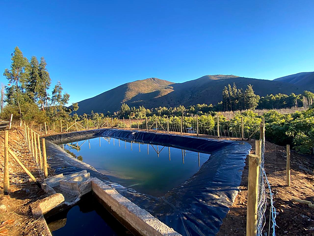 Tranque acumulador revestido con geomembrana HDPE construido por AgroChoapa en el Valle del Choapa